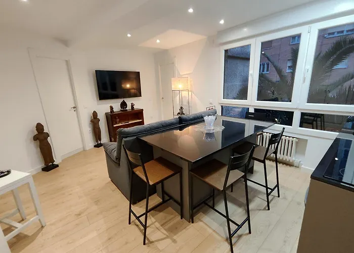 Moderno, Luminoso Y Exterior En Calle Peatonal Oviedo